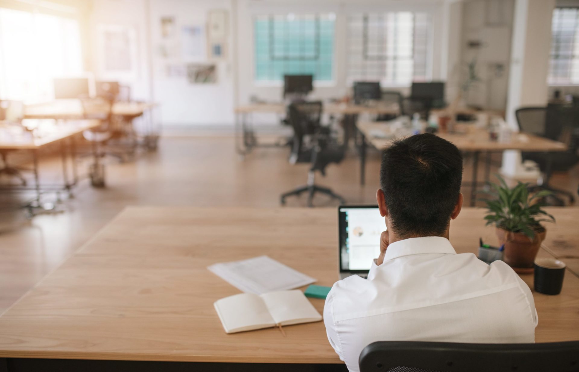 Mann sitzt im leeren Büro