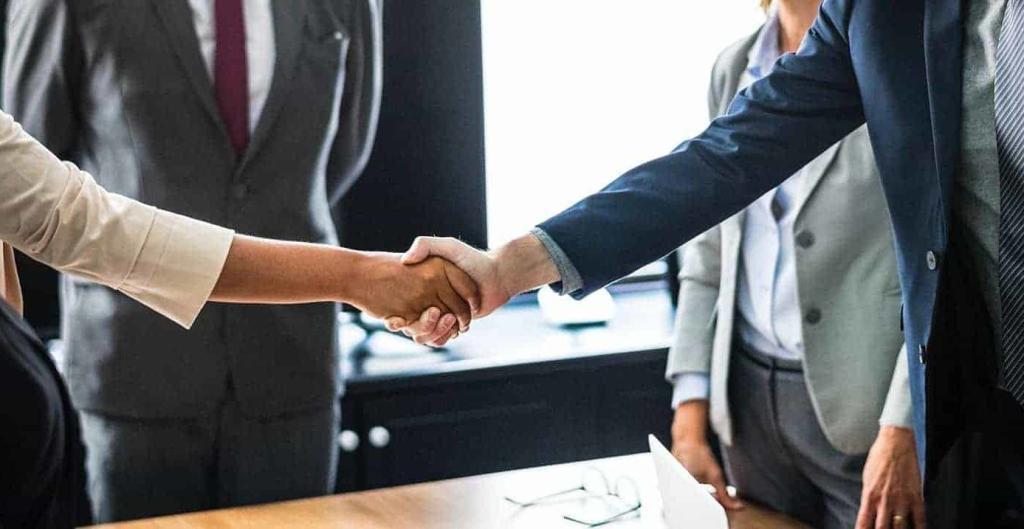 Gewerbeimmobilie vermieten - Handshake