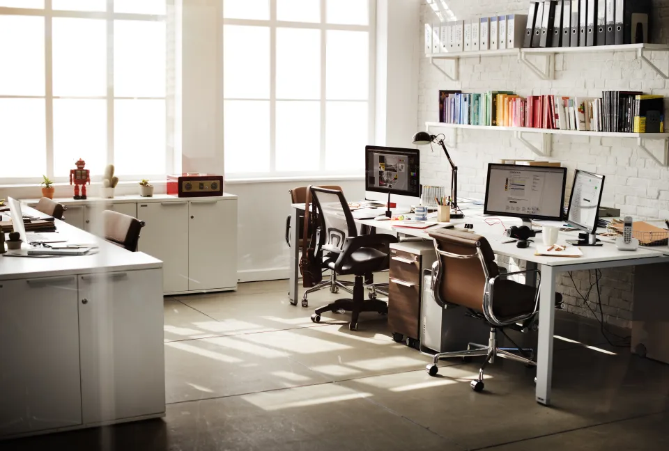 Büro mit mehreren freien Arbeitsplätzen