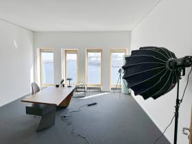 Modernes Büro mit Wasserblick