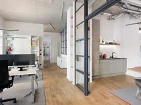 Kreative Bürogemeinschaft mit Industrial Look in München-Sendling