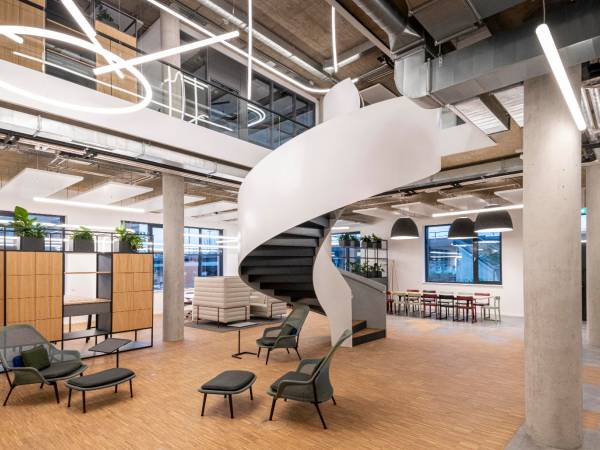 Moderner Coworking Space & Büros in Karlsruhe mit viel Tageslicht — Bild 1