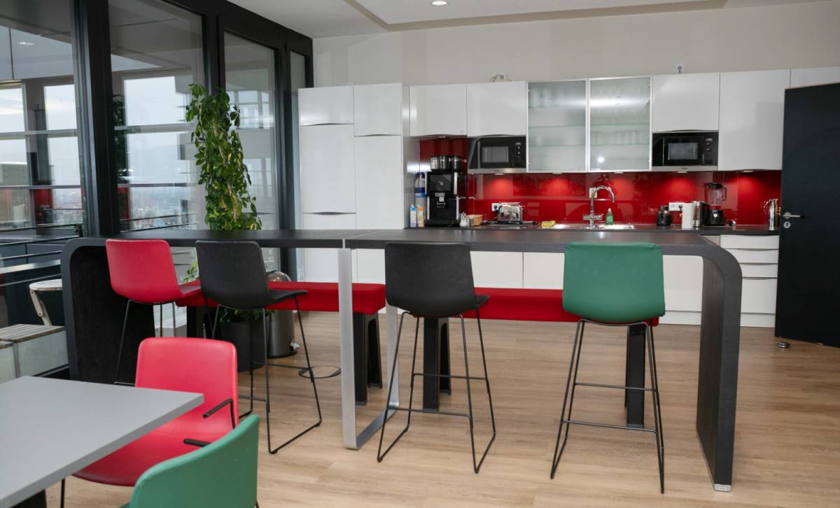 Ruhige Bürogemeinschaft mit Hamburg-Blick in Hammerbrook
