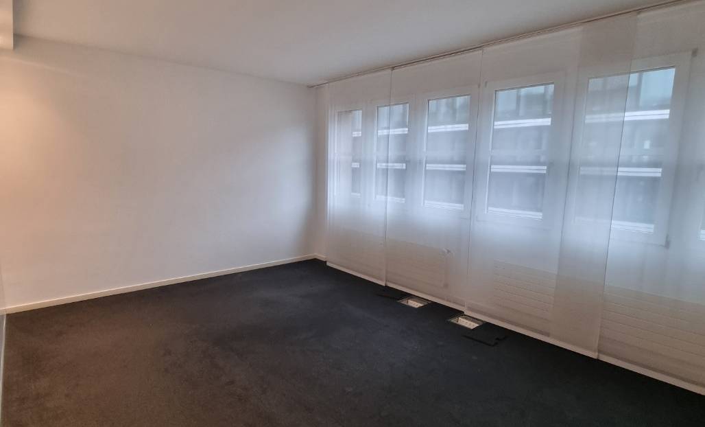 Moderner Büroraum in repräsentativer Bürogemeinschaft in Basel, Am