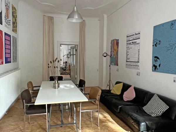 Schreibtischplatz in Berlin (Neukölln) – Kreative Bürogemeinschaft in charmantem Ladenbüro in Berlin-Neukölln — Bild 3