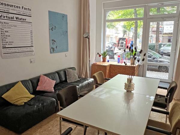 Schreibtischplatz in Berlin (Neukölln) – Kreative Bürogemeinschaft in charmantem Ladenbüro in Berlin-Neukölln — Bild 2