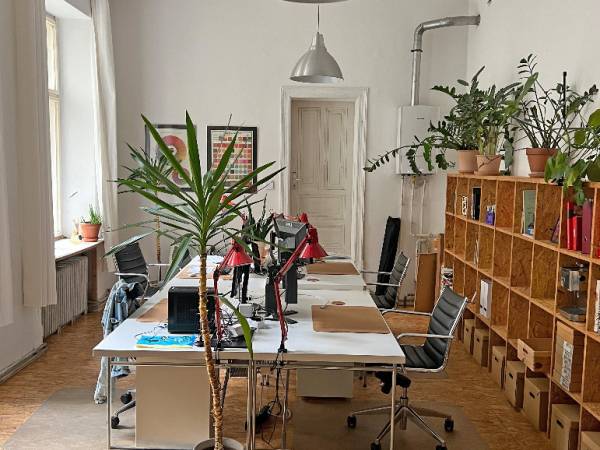 Schreibtischplatz in Berlin (Neukölln) – Kreative Bürogemeinschaft in charmantem Ladenbüro in Berlin-Neukölln — Bild 1