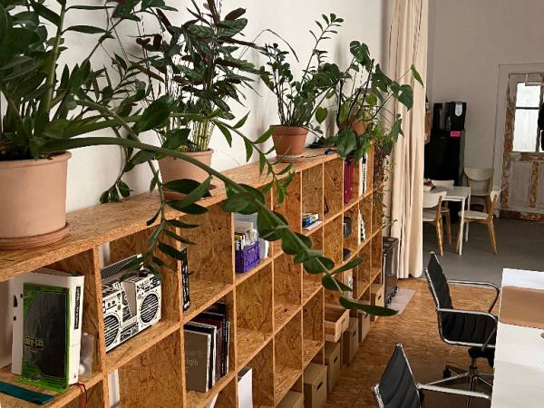 Schreibtischplatz in Berlin (Neukölln) – Kreative Bürogemeinschaft in charmantem Ladenbüro in Berlin-Neukölln — Bild 6