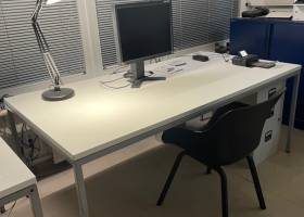 Frei: Schreibtischplatz groß