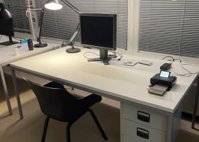 Frei: Schreibtischplatz groß