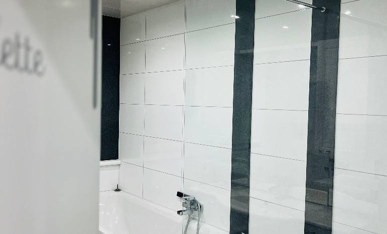 Badezimmer mit Dusche