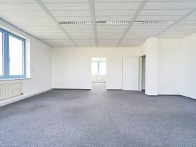 Helles Büro mit vielen Fenstern & Teeküche