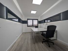 Moderne Büros mit repräsentativer Konferenzsuite im Gewerbegebiet