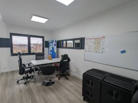 Moderne Büros mit repräsentativer Konferenzsuite im Gewerbegebiet