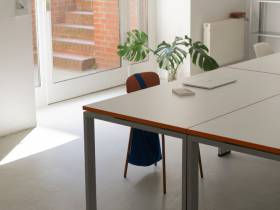 Schreibtischplatz im kreativen Coworking-Space / Atelier / Studio