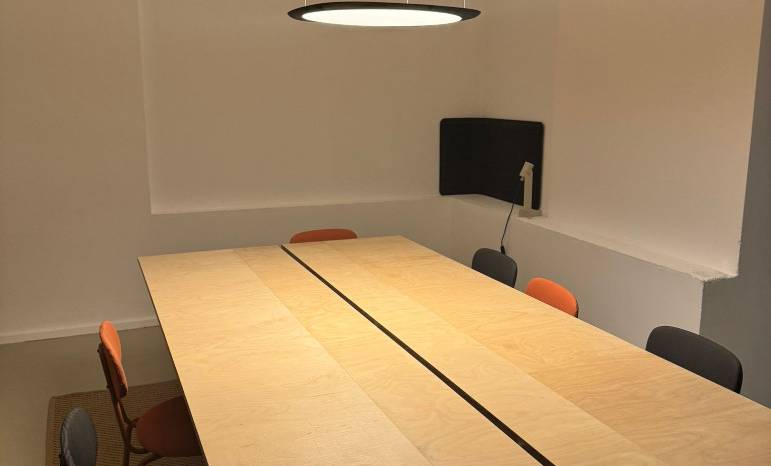 Meetingraum mit Beamer