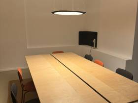 Schreibtischplatz im kreativen Coworking-Space / Atelier / Studio