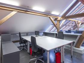 Schreibtischinseln in Mitte