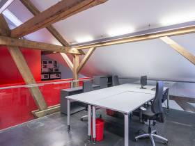 Schreibtischinseln in Mitte