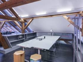 Schreibtischinseln in Mitte