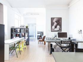 Büroraum und Desks in hellem und modernen DESIGNSTUDIO
