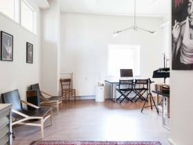 Büroraum und Desks in hellem und modernen DESIGNSTUDIO