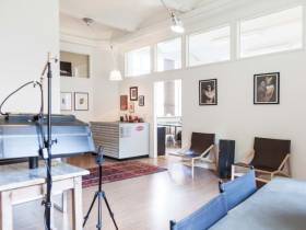 Büroraum und Desks in hellem und modernen DESIGNSTUDIO