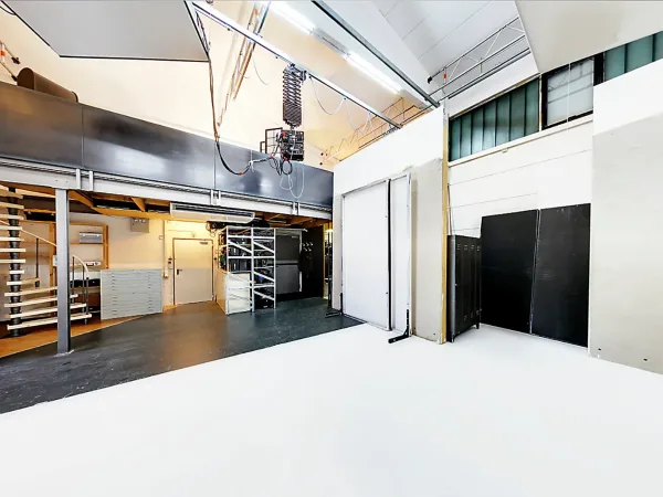 Abschließbares Büro in Garching b.München (Hochbrück) – Kreative Bürogemeinschaft mit Foto/Film-Studio in Garching-Hochbrück — Bild 2