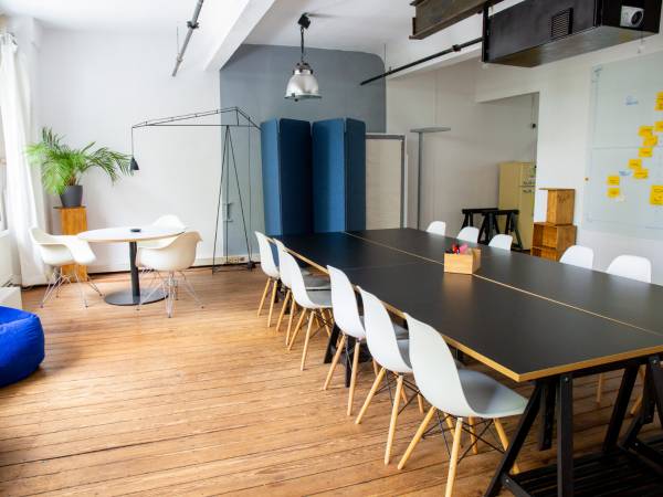 Kreatives Büro-Loft in ehemaligem Fabrikgebäude in Hamburg-Ottensen — Bild 1