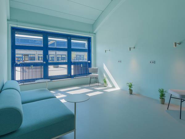 Moderner Coworking Space in Berlin-Mitte mit großer Dachterrasse — Bild 1