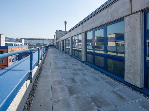 Moderner Coworking Space in Berlin-Mitte mit großer Dachterrasse — Bild 4