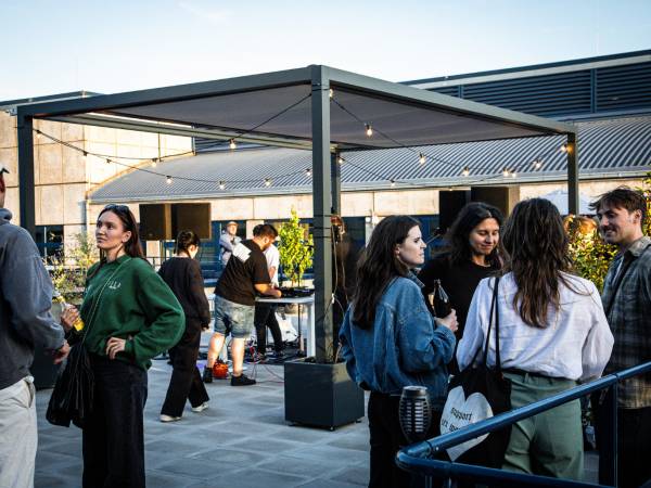 Moderner Coworking Space in Berlin-Mitte mit großer Dachterrasse — Bild 3