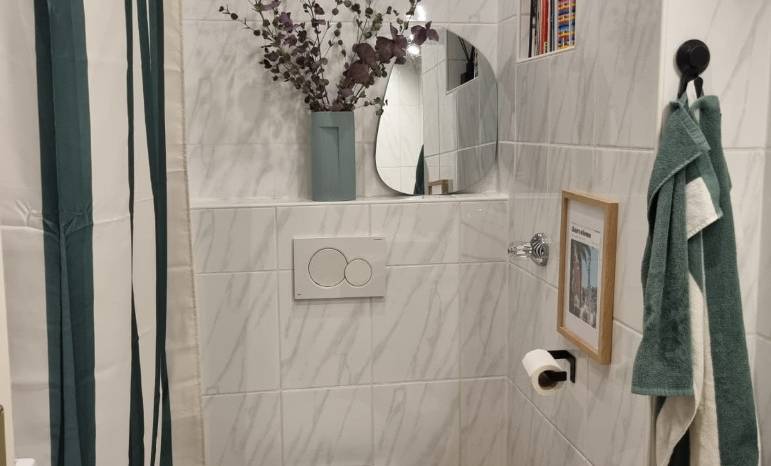 Bad mit Dusche und Waschmaschine