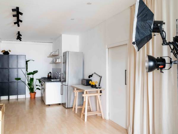Abschließbares Büro in München (Ludwigsvorstadt-Isarvorstadt) – Kreative Bürogemeinschaft mit Film- & Fotostudio in München — Bild 7