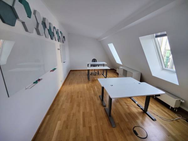 Helle Bürogemeinschaft im Dachgeschoss in München Au-Haidhausen — Bild 1