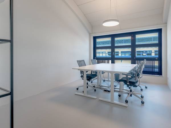 Moderner Coworking Space in Berlin-Mitte mit großer Dachterrasse — Bild 2