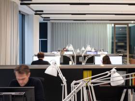 Büroinsel mit vier Arbeitsplätzen