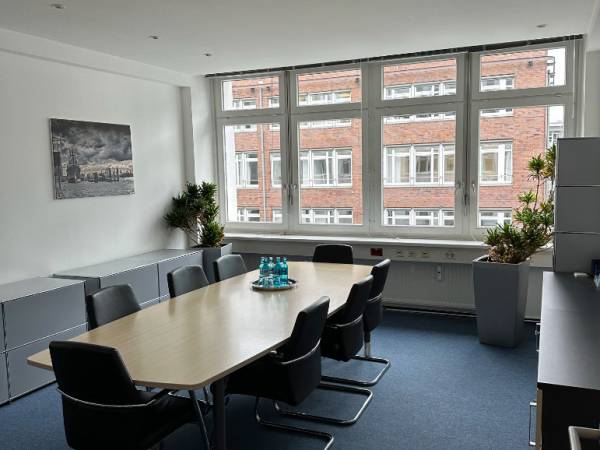 Sehr helle Büroräume in netter Bürogemeinschaft in Hamburg-Neustadt — Bild 2