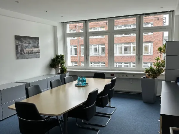 Abschließbares Büro in Hamburg (Neustadt) – Helle Büroräume in netter Bürogemeinschaft in Hamburg Neustadt — Bild 2