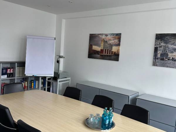 Sehr helle Büroräume in netter Bürogemeinschaft in Hamburg-Neustadt — Bild 3