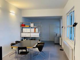 Voll ausgestatteter Büroraum in Schwabing