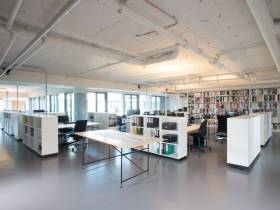 Modern ausgestattete Arbeitsplätze zur Untervermietung