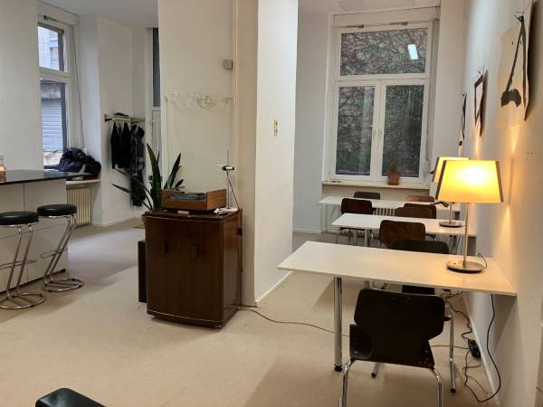 Schreibtischplatz in Berlin (Tiergarten) – Kreative Bürogemeinschaft in schönem Hinterhof in Berlin-Tiergarten — Bild 1