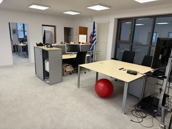 Abschließbares Büro in Frankfurt am Main (Innenstadt) – Inspirierende Bürogemeinschaft mit Bürohund in Frankfurt Innenstadt — Bild 5