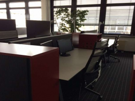 Arbeitplätze oder Bürofläche in modernem Großraumbüro