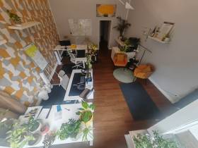 Modernes Büro mit großem Schaufenster in Kreuzberg