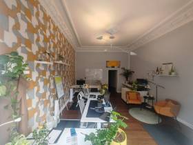 Modernes Büro mit großem Schaufenster in Kreuzberg