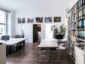 Büroraum/Schreibtische Nähe Gleisdreieck