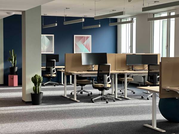 Arbeitsplätze mit moderener Ausstattung, vereint mit grünem Campus — Bild 1