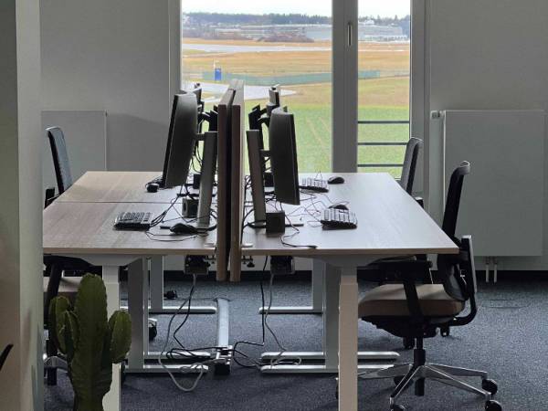 Arbeitsplätze mit moderener Ausstattung, vereint mit grünem Campus — Bild 2